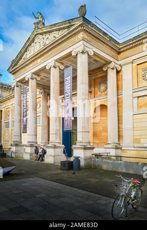 Entrée principale du musée Ashmoléan à l'université d'Oxford, en Angleterre. Banque D'Images