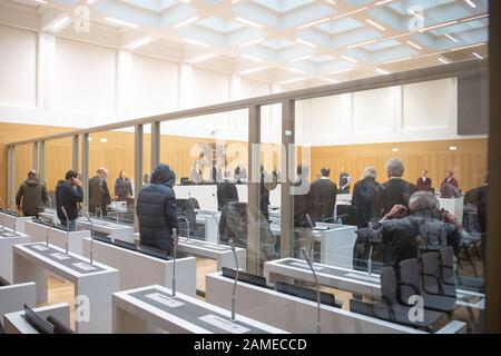 13 janvier 2020, Bade-Wuerttemberg, Stuttgart: Les défendeurs sont sur le point d'être condamnés dans le procès de quatre partisans présumés du groupe terroriste Djabhat al-Nupra dans la salle d'audience. Les quatre Syriens accusés auraient combattu pour l'organisation terroriste islamiste radicale Djabhat al-Nupra et auraient été responsables d'un massacre de partisans du régime d'Assad en Syrie. Photo: Sebastian Gollnow/Dpa Banque D'Images