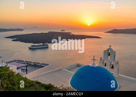 Trois Bells de Fira au coucher du soleil, une église catholique grecque à Fira, Santorin, Grèce Banque D'Images