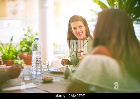 Belle Mère et fille assis en terrasse de manger des aliments et parlant smiling Banque D'Images