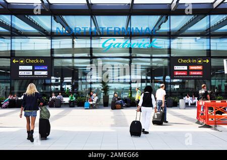 Crawley, Royaume-Uni - VERS AOÛT 2011 : terminal nord de l'aéroport de Gatwick. Gatwick est le deuxième aéroport le plus achalandé du Royaume-Uni après l'aéroport d'Heathrow. Banque D'Images