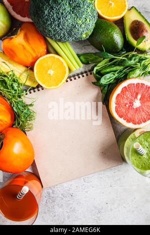 Smoothie detox vert et orange dans le verre. Ingrédients pour le fond de smoothie detox. Concept de nourriture saine. Banque D'Images