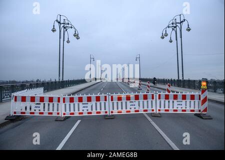 Mayence, Allemagne. 13 janvier 2020. Les balises de guidage sont situées sur le pont Theodor Heuss. Environ 44 000 voitures traversent le pont Theodor-Heuss entre Mayence et Wiesbaden tous les jours. Le passage du Rhin central est fermé pendant quatre semaines en raison de travaux de rénovation. Les voyageurs doivent chercher d'autres moyens de transport. Crédit: Silas Stein/Dpa/Alay Live News Banque D'Images