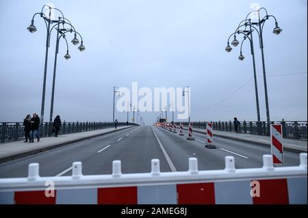 Mayence, Allemagne. 13 janvier 2020. Les balises de guidage sont situées sur le pont Theodor Heuss. Environ 44 000 voitures traversent le pont Theodor-Heuss entre Mayence et Wiesbaden tous les jours. Le passage du Rhin central est fermé pendant quatre semaines en raison de travaux de rénovation. Les voyageurs doivent chercher d'autres moyens de transport. Crédit: Silas Stein/Dpa/Alay Live News Banque D'Images