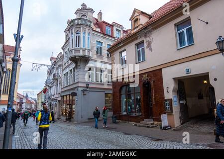 Vilnius, Lituanie - 15 décembre 2019 : vue sur la rue dans la vieille ville de Vilnius Banque D'Images