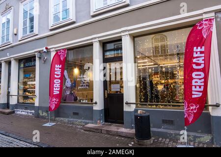 Vilnius, Lituanie - 15 décembre 2019 : vue sur la rue dans la vieille ville de Vilnius Banque D'Images