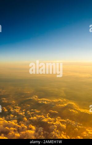 Ciel et nuages coucher du soleil heure à la stratosphère arrière-plan abstrait Banque D'Images