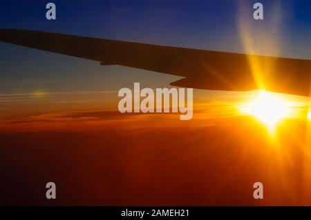 Ciel et nuages coucher de soleil heure à la stratosphère de la fenêtre d'avion arrière-plan abstrait Banque D'Images