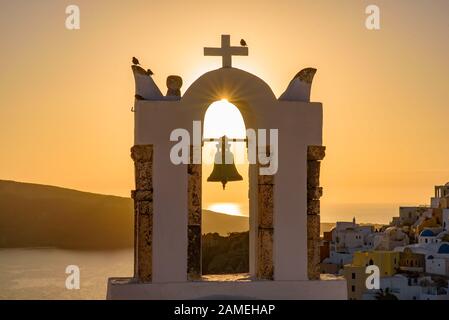 Clocher avec lumière chaude au coucher du soleil à Oia, Santorin, Grèce Banque D'Images