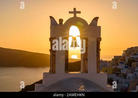 Clocher avec lumière chaude au coucher du soleil à Oia, Santorin, Grèce Banque D'Images