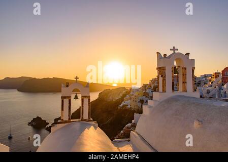 Clocher avec lumière chaude au coucher du soleil à Oia, Santorin, Grèce Banque D'Images