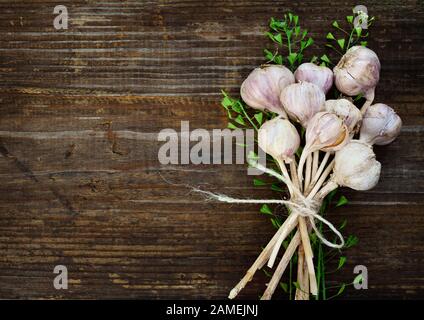 Bouquet d'ail et de capsella sur fond de bois Banque D'Images