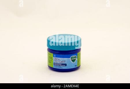 Alberton, Afrique du Sud - une baignoire de Vicks Vaporub pommade isolé sur un fond clair de droit en format horizontal with copy space Banque D'Images