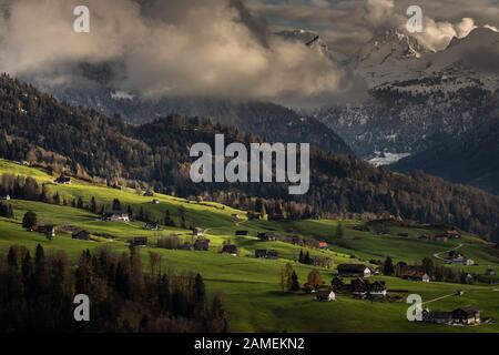 Magnifique paysage de campagne suisse d'Appenzel avec une belle lumière chaude Banque D'Images