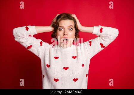 Portrait de la fille nerveuse d'entendre horrible son échec nouvelles nouveauté impressionné la coiffure de toucher hurler incroyable porter élégant pull-over branché Banque D'Images