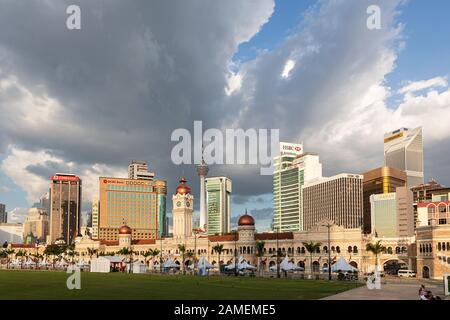 Kuala Lumpur, Malaisie - 27 février 2016 : ciel spectaculaire sur le bâtiment Sultan Abdul Samad qui contraste avec les immeubles de bureaux modernes du Merdek Banque D'Images