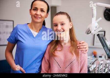 Portrait de l'orthodontiste souriant et de l'enfant au bureau du dentiste Banque D'Images