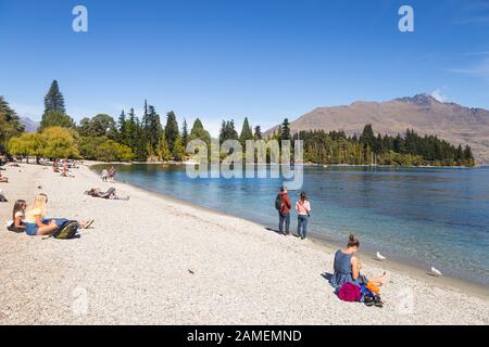 Queenstown, Nouvelle-Zélande - 22 mars 2017 : les gens profitent d'une journée d'été ensoleillée au bord du lac wakatipu à Queenstown, en Nouvelle-Zélande Banque D'Images