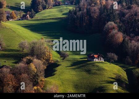 Magnifique paysage de campagne suisse d'Appenzel avec une belle lumière chaude Banque D'Images