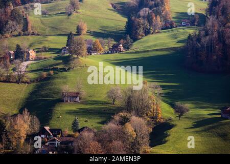 Magnifique paysage de campagne suisse d'Appenzel avec une belle lumière chaude Banque D'Images