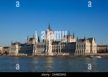 Le Parlement hongrois s'appuyant sur la rive du Danube à Budapest, en Hongrie Banque D'Images