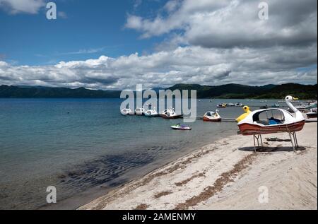 Vue sur le lac Tazawa ou Tazawa-ko, préfecture d'Akita, Japon, Asie, le lac le plus profond du Japon. Destination touristique japonaise populaire avec plage et bateaux Banque D'Images