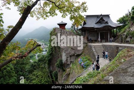 Le dépôt Risshaku-ji sutra et la salle du fondateur au temple de Yamadera au Japon avec des gens, des touristes, des visiteurs. Sanctuaire bouddhiste japonais Banque D'Images