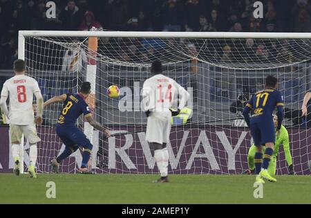 Rome, Italie. 12 janvier 2020. Diego Perotti (2ème R) de Rome obtient son but lors du match de football Serie A entre Roma et FC Juventus à Rome, Italie, 12 janvier 2020. Crédit: Augusto Casasoli/Xinhua/Alay Live News Banque D'Images