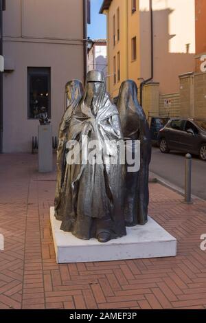 Oranti, sculpture représentant un groupe de trois femmes musulmanes portant le burqa et le niqab, Dario Brugioni, Vignola, Italie Banque D'Images