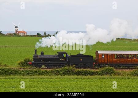 Wordsell J15 (Y14) locomotive à vapeur avec Gresley Quad Set Art passant Weybourne moulin, North Norfolk de fer. Banque D'Images