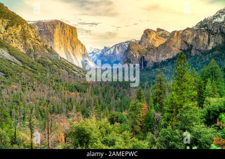 Yosemite National Park surplombent au coucher du soleil. Panorama de El Captain, demi-Dôme et de Prêle Cascade. En Californie, aux États-Unis. Banque D'Images