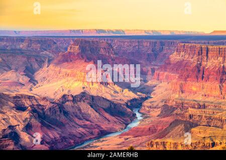 Canyons naturels du Parc National de la Vallée de la mort au coucher du soleil, Californie, États-Unis. Banque D'Images