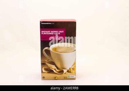 Alberton, Afrique du Sud - un paquet de sachets de latte de luxe de Woolworths Food isolés sur une image d'arrière-plan claire en format horizontal Banque D'Images