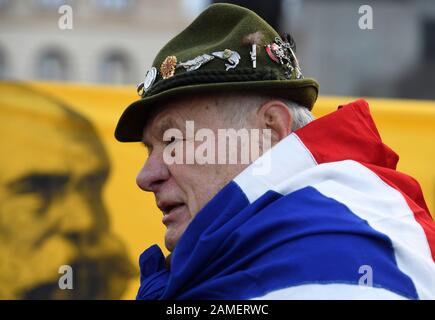 Une centaine de personnes ont participé à la marche Epiphanie à travers le centre de la ville pour la réintroduction de la monarchie sur le territoire tchèque, le 11 janvier 2020, à Prague, en République tchèque. Les monarchistes ont depuis longtemps appelé à la restauration du royaume tchèque (bohémien), qu'ils considèrent comme le meilleur système d'État possible. Les participants à la marche, accompagnés de musique, ont porté des bannières avec des slogans à l'appui de la monarchie, des portraits de l'empereur Habsburg Franz Joseph I, des drapeaux de l'Empire autrichien et de ses terres de couronne. De temps en temps, ils ont salué le roi. (Photo Ctk/Michal Krumphanzl) Banque D'Images