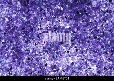 Arrière-plan abstrait de gros détails de fragments de verre écrasé violet rétroéclairé Banque D'Images