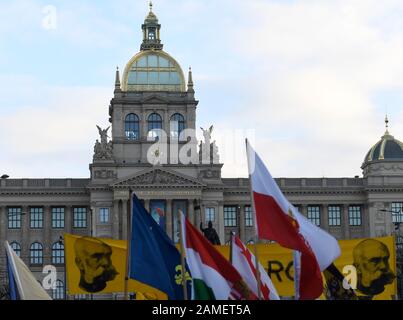 Une centaine de personnes ont participé à la marche Epiphanie à travers le centre de la ville pour la réintroduction de la monarchie sur le territoire tchèque, le 11 janvier 2020, à Prague, en République tchèque. Les monarchistes ont depuis longtemps appelé à la restauration du royaume tchèque (bohémien), qu'ils considèrent comme le meilleur système d'État possible. Les participants à la marche, accompagnés de musique, ont porté des bannières avec des slogans à l'appui de la monarchie, des portraits de l'empereur Habsburg Franz Joseph I, des drapeaux de l'Empire autrichien et de ses terres de couronne. De temps en temps, ils ont salué le roi. (Photo Ctk/Michal Krumphanzl) Banque D'Images