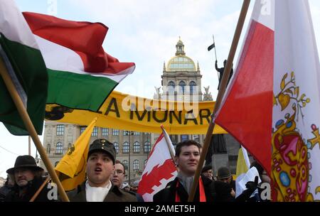 Une centaine de personnes ont participé à la marche Epiphanie à travers le centre de la ville pour la réintroduction de la monarchie sur le territoire tchèque, le 11 janvier 2020, à Prague, en République tchèque. Les monarchistes ont depuis longtemps appelé à la restauration du royaume tchèque (bohémien), qu'ils considèrent comme le meilleur système d'État possible. Les participants à la marche, accompagnés de musique, ont porté des bannières avec des slogans à l'appui de la monarchie, des portraits de l'empereur Habsburg Franz Joseph I, des drapeaux de l'Empire autrichien et de ses terres de couronne. De temps en temps, ils ont salué le roi. (Photo Ctk/Michal Krumphanzl) Banque D'Images