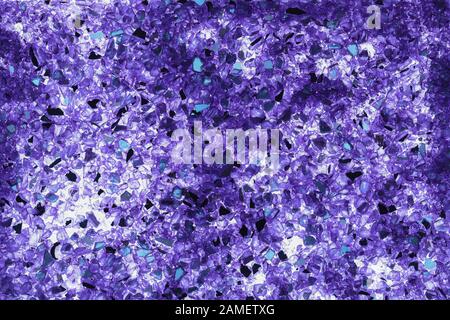 Arrière-plan abstrait de gros détails de fragments de verre écrasé violet rétroéclairé Banque D'Images
