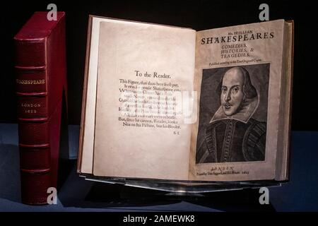 Londres, Royaume-Uni. 13 janvier 2020. Christie's dévoile les comédies, les Histoires et Les Tragédies de William Shakespeare, souvent appelées « First Folio ». Estimé à 4 000 000 à 6 000 000 000 dollars, il sera mis aux enchères à Christie's à New York le 24 avril. L’exposition de Christie sera en vue du public du 13 au 19 janvier. Crédit: Guy Bell/Alay Live News Banque D'Images