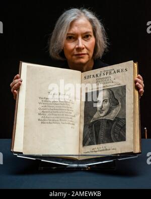 Londres, Royaume-Uni. 13 janvier 2020. Christie's dévoile les comédies, les Histoires et Les Tragédies de William Shakespeare, souvent appelées « First Folio ». Estimé à 4 000 000 à 6 000 000 000 dollars, il sera mis aux enchères à Christie's à New York le 24 avril. L’exposition de Christie sera en vue du public du 13 au 19 janvier. Crédit: Guy Bell/Alay Live News Banque D'Images