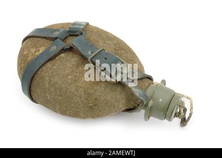 Ballon de campagne de l'armée tchèque avec feutre épais (cantine). 1950-60. Chemin sur fond blanc Banque D'Images