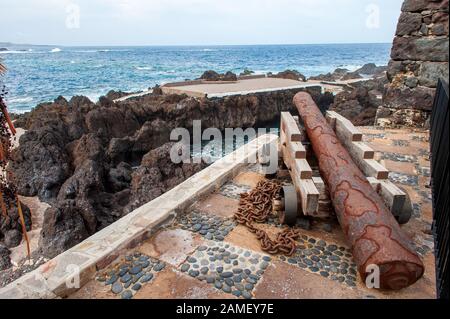 un vieux canon rouillé pointe sur la mer dans le village de Garachico sur Tenerife Banque D'Images