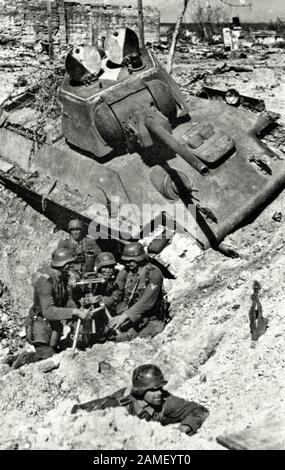 L'équipage allemand de mortier de 24 Wehrmacht Panzer Division se prépare à ouvrir le feu pendant la bataille de Stalingrad. La position de tir est équipée dans le f Banque D'Images