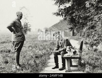 Joachim von Ribbentrop, le ministre des Affaires étrangères, et Adolf Hitler, le chancelier allemand de l'Empire avec le chien (le terrier du renard) à la tête principale de Fuhrer Banque D'Images