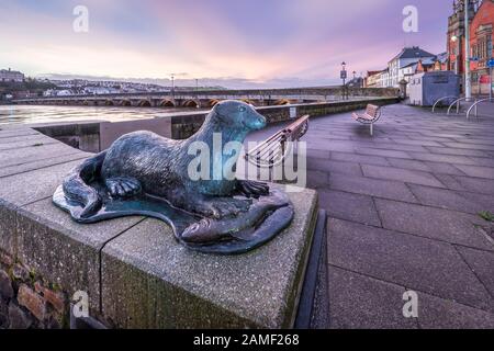 Bideford, North Devon, Angleterre. Lundi 13 janvier 2020. Météo britannique. Après une nuit froide et claire à North Devon, une journée de vents forts et de nuages légers est prévue pour la ville côtière de Bideford, célèbre pour Tarka The Otter, un livre très apprécié par Henry Williamson, Et célébrée par la sculpture de Rowan Fawdon qui se trouve le long pont de Bideford. Terry Mathews/Alay Live News. Banque D'Images