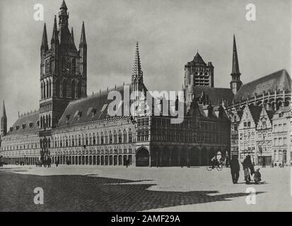 Les Halles De Tissu à la Grote Markt, la place centrale de la ville. Ypres, Flandre Occidentale, Belgique. 1912 Banque D'Images