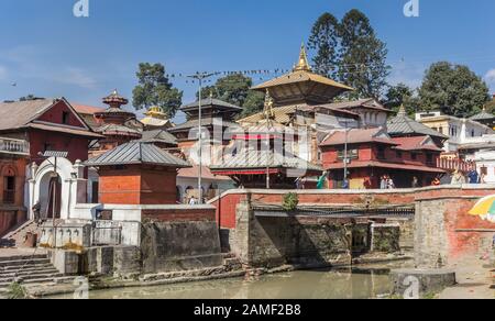 Pont devant le temple de Pashupatinath à Katmandou, au Népal Banque D'Images