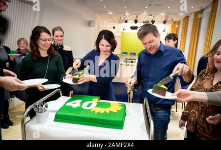 13 janvier 2020, Berlin: Annalena Baerbock et Robert Habeck, présidente fédérale de Bündnis 90/Die Grünen, ont coupé un gâteau au début de la réunion du comité exécutif fédéral de leur parti le matin à l'occasion du 40ème anniversaire des Verts. Photo: Kay Nietfeld/Dpa Banque D'Images