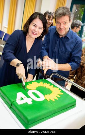 13 janvier 2020, Berlin: Annalena Baerbock et Robert Habeck, présidente fédérale de Bündnis 90/Die Grünen, ont coupé un gâteau au début de la réunion du comité exécutif fédéral de leur parti le matin à l'occasion du 40ème anniversaire des Verts. Photo: Kay Nietfeld/Dpa Banque D'Images