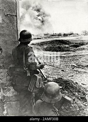 Les soldats allemands regardent comme l'étang allemand des armes à feu Stalingrad. 1942. Banque D'Images